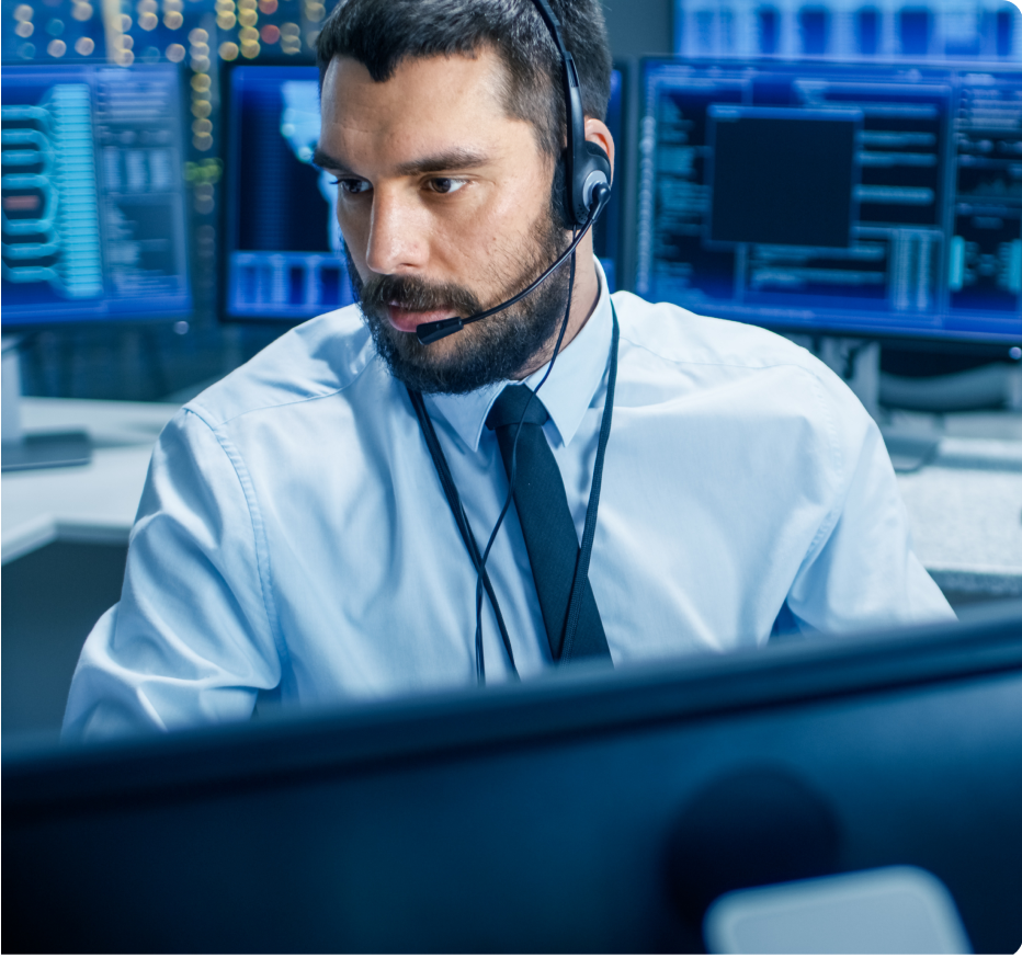 Un homme reçoit des alertes en temps quasi réel de la plateforme d'analyse IdO qui utilise des données IdO étendues pour atténuer les menaces, les responsabilités et les défaillances potentielles au sein d'une entreprise ou d'une ville.